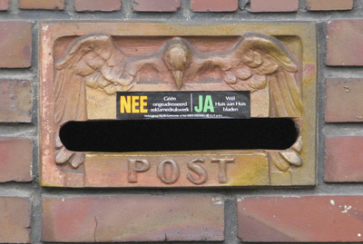 908454 Afbeelding van een liggende keramieken brievenbus naast de voordeur van het pand Goethelaan 84 te Utrecht, met ...